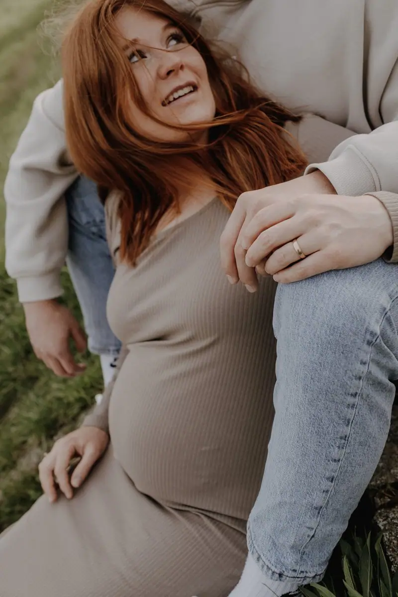 Sehr hübsche Mama mit roten Haaren beim Babybauchshooting in Rimbach