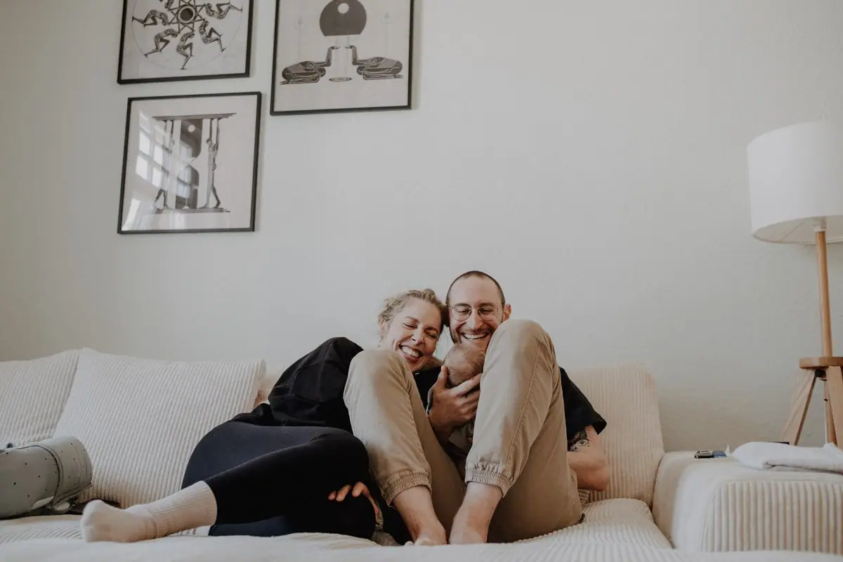 Familienfoto bequem zu Hause auf der Couch mit Neugeborenem Baby