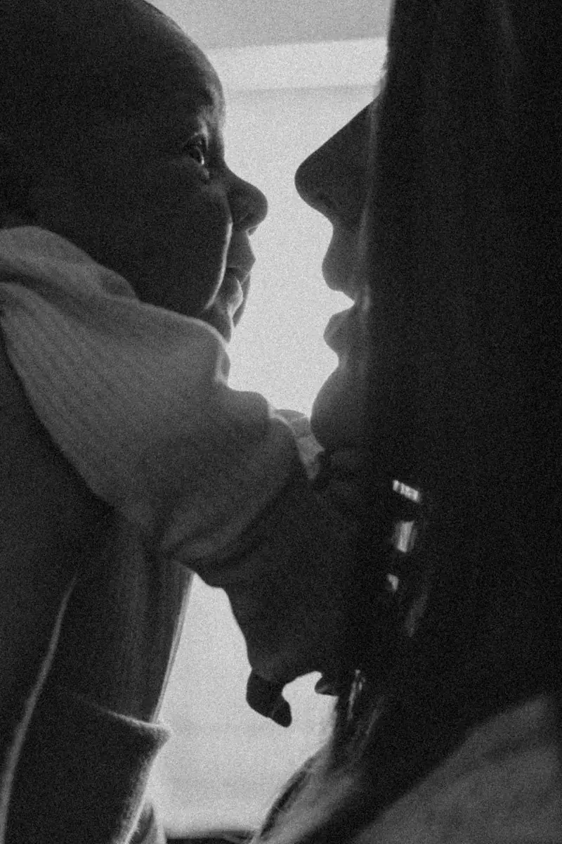 Nahaufnahme von Baby mit Mama im Profil