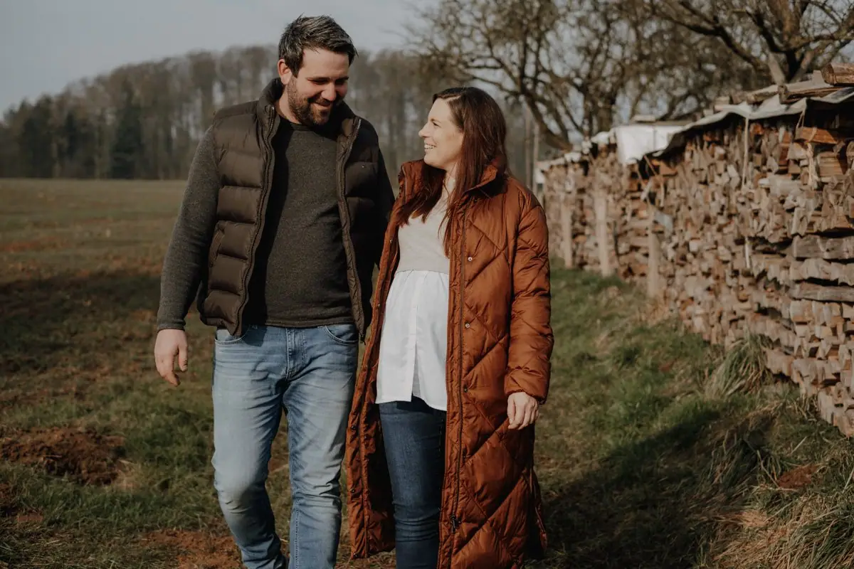 Babybauchshooting im Januar im Odenwald mit Wintersonne