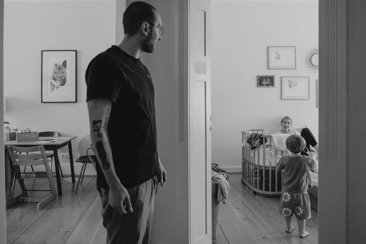 Wochenbettreportage mit großem Bruder und Mama am Stillen