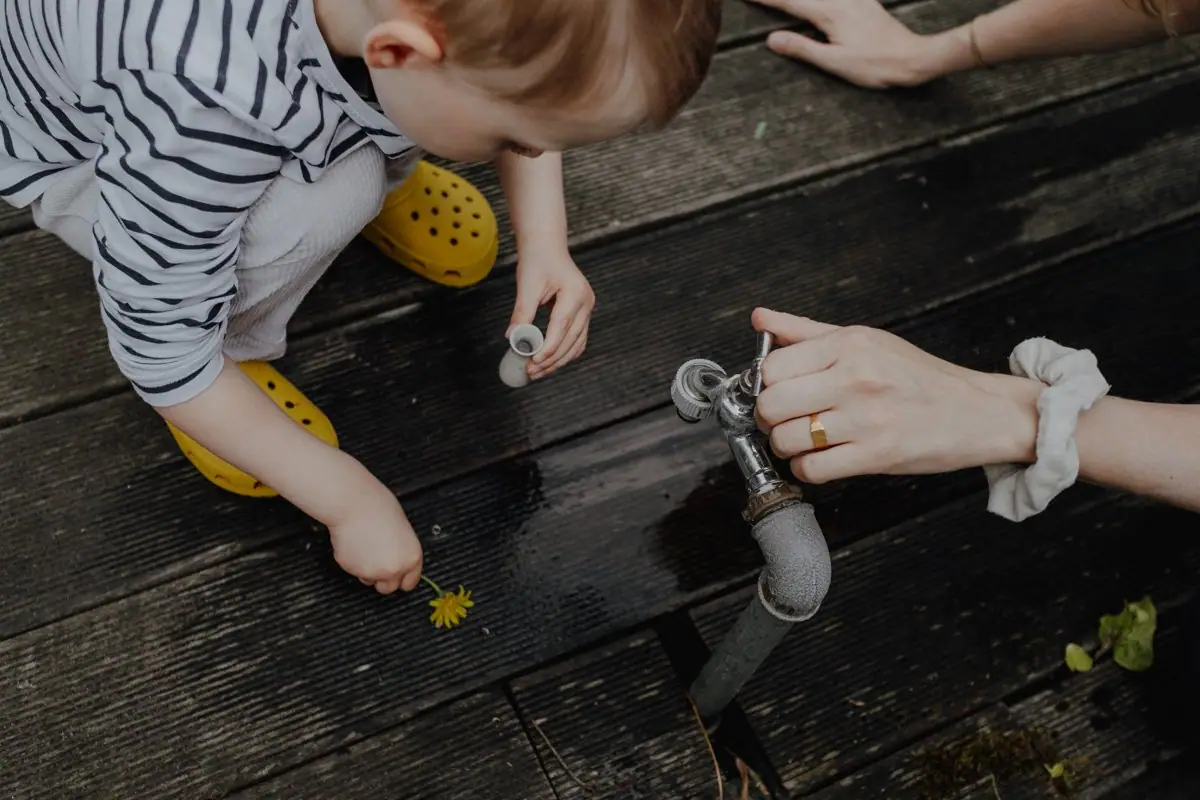 Familienshooting zu Hause mit Crocs im Garten Blümchen pflücken