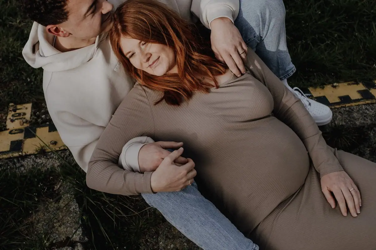 Kuscheliges Pärchenfoto mit Babybauch