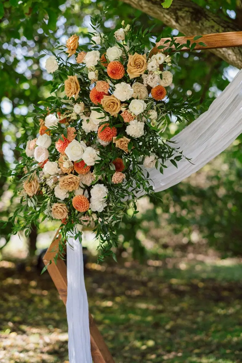 Blumenbogen mit pfirsichfarbenen Rosen