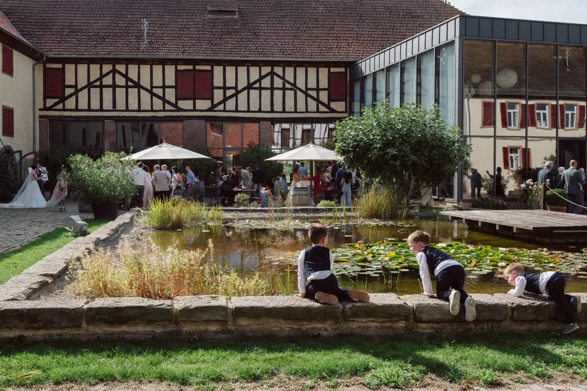 Hofgut Heidesheim mit Gästen am Teich
