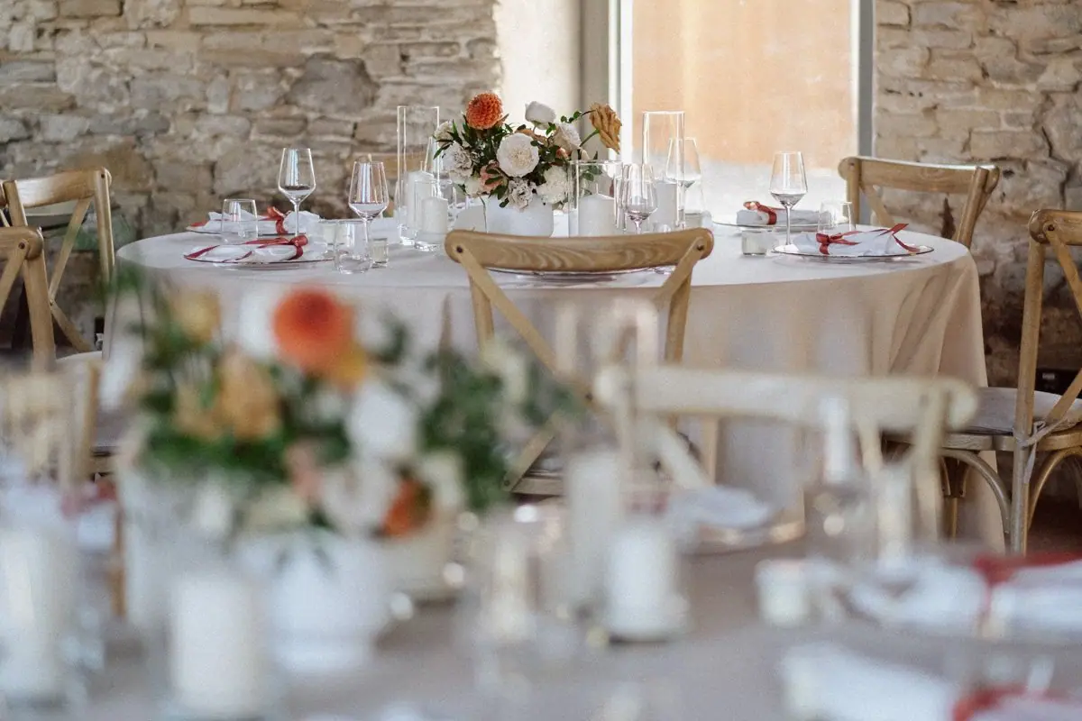 Gedeckte Tische mit Blumen in der Scheune