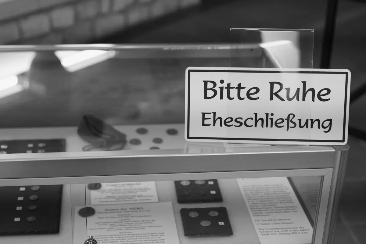 Schild Bitte Ruhe, Eheschließung, Schwarzweiß