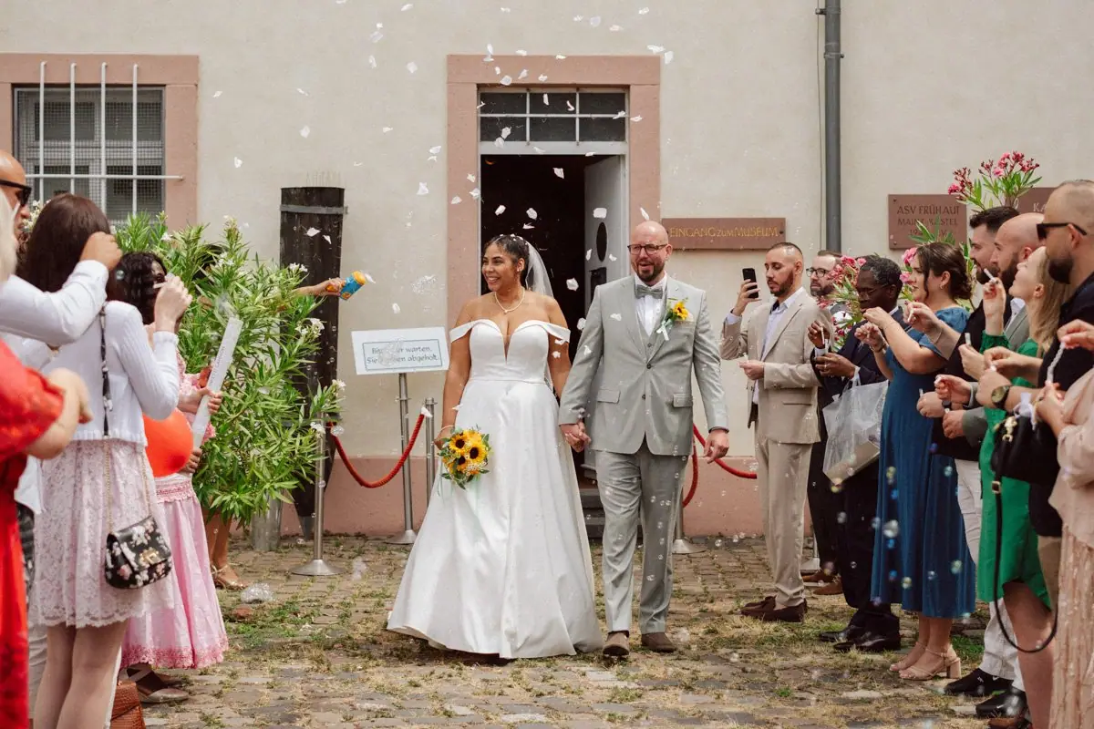 Spalier der Gäste im Innenhof
