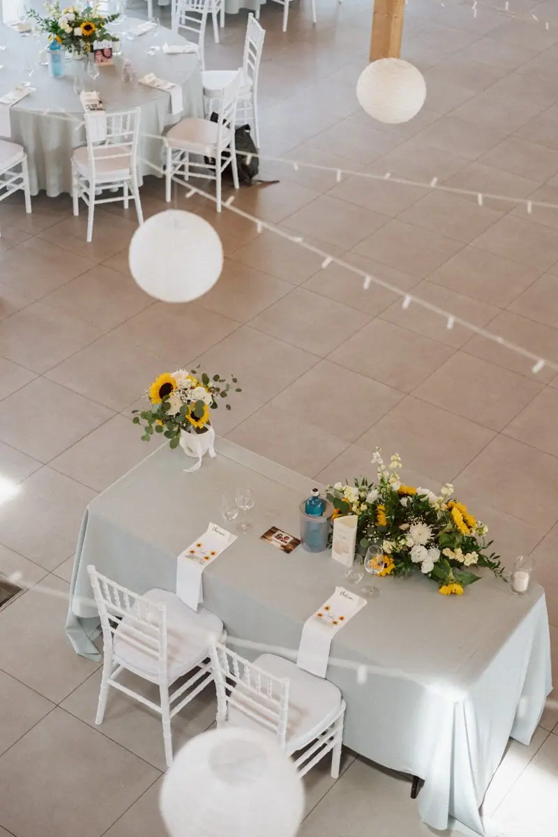 Gedeckte Tische im Saal