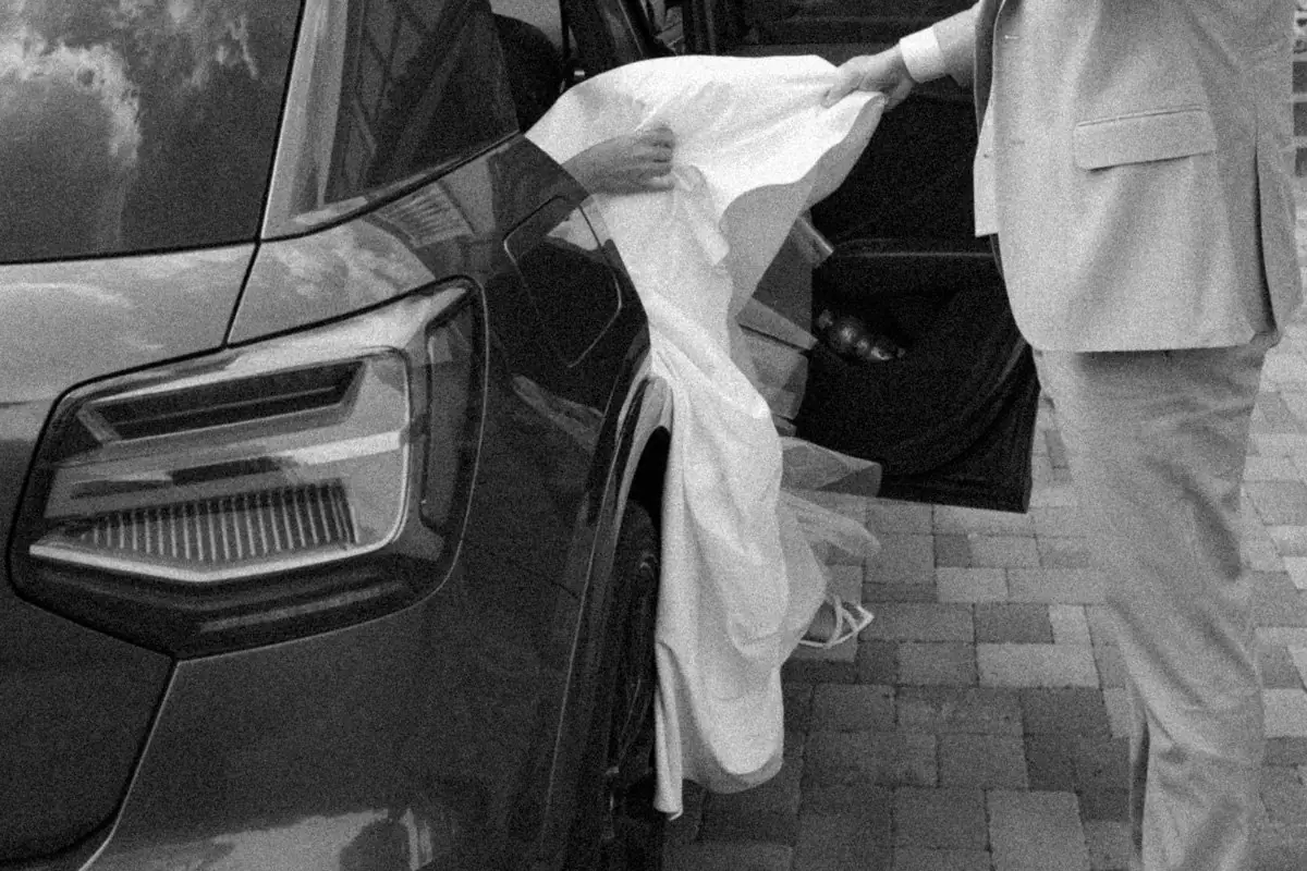 Schleppe am Auto, Schwarzweiß