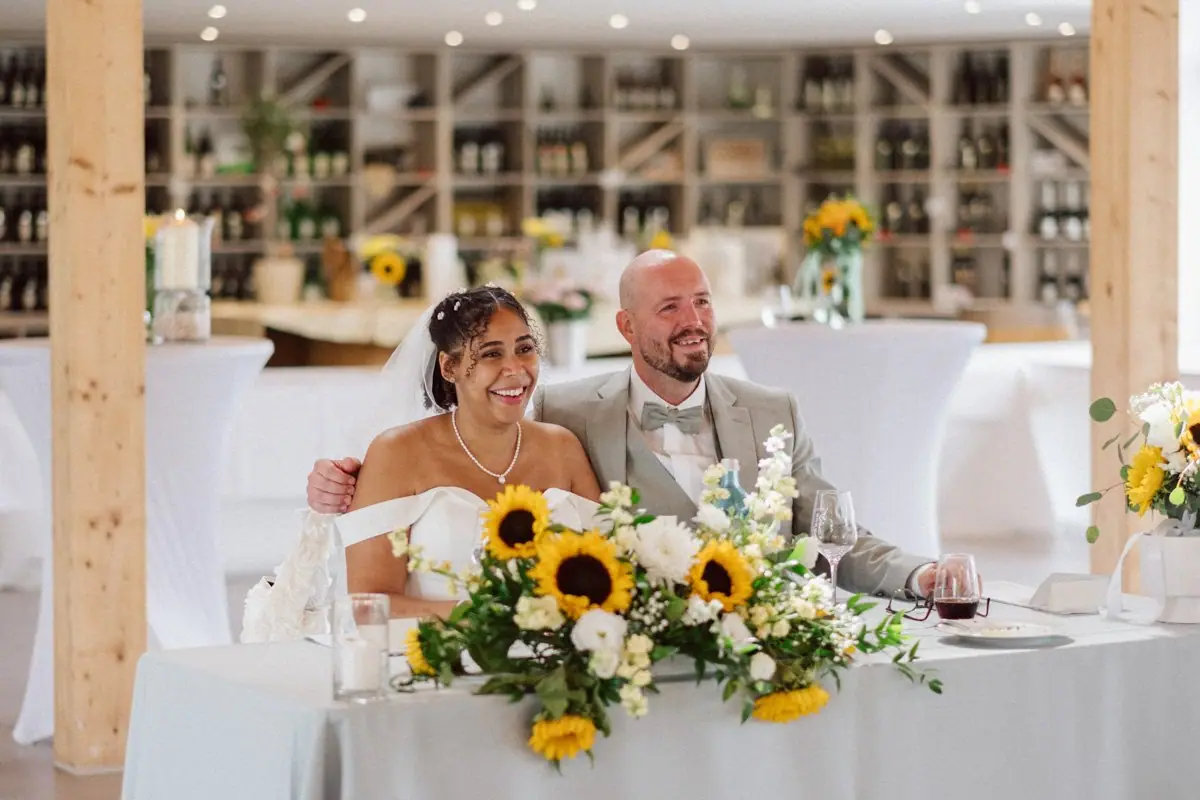 Brautpaar an der Tafel mit Sonnenblumen