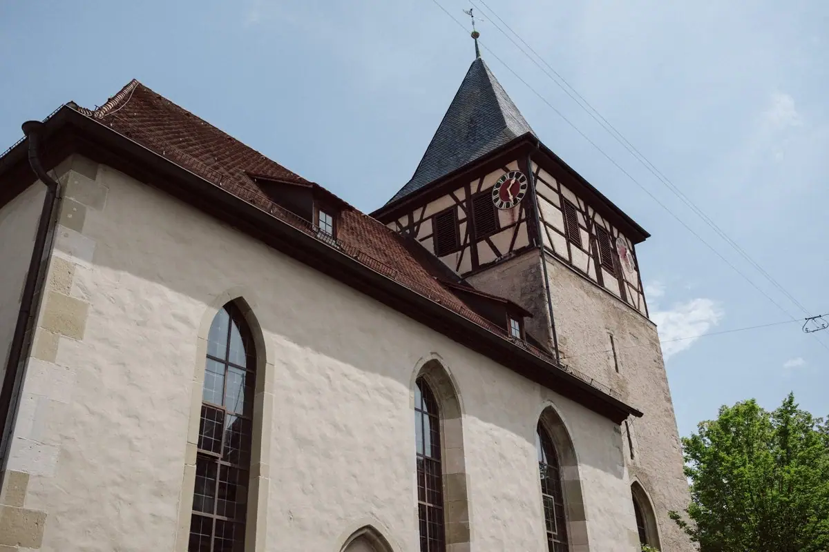 Kirche mit Fachwerk bei blauem Himmel