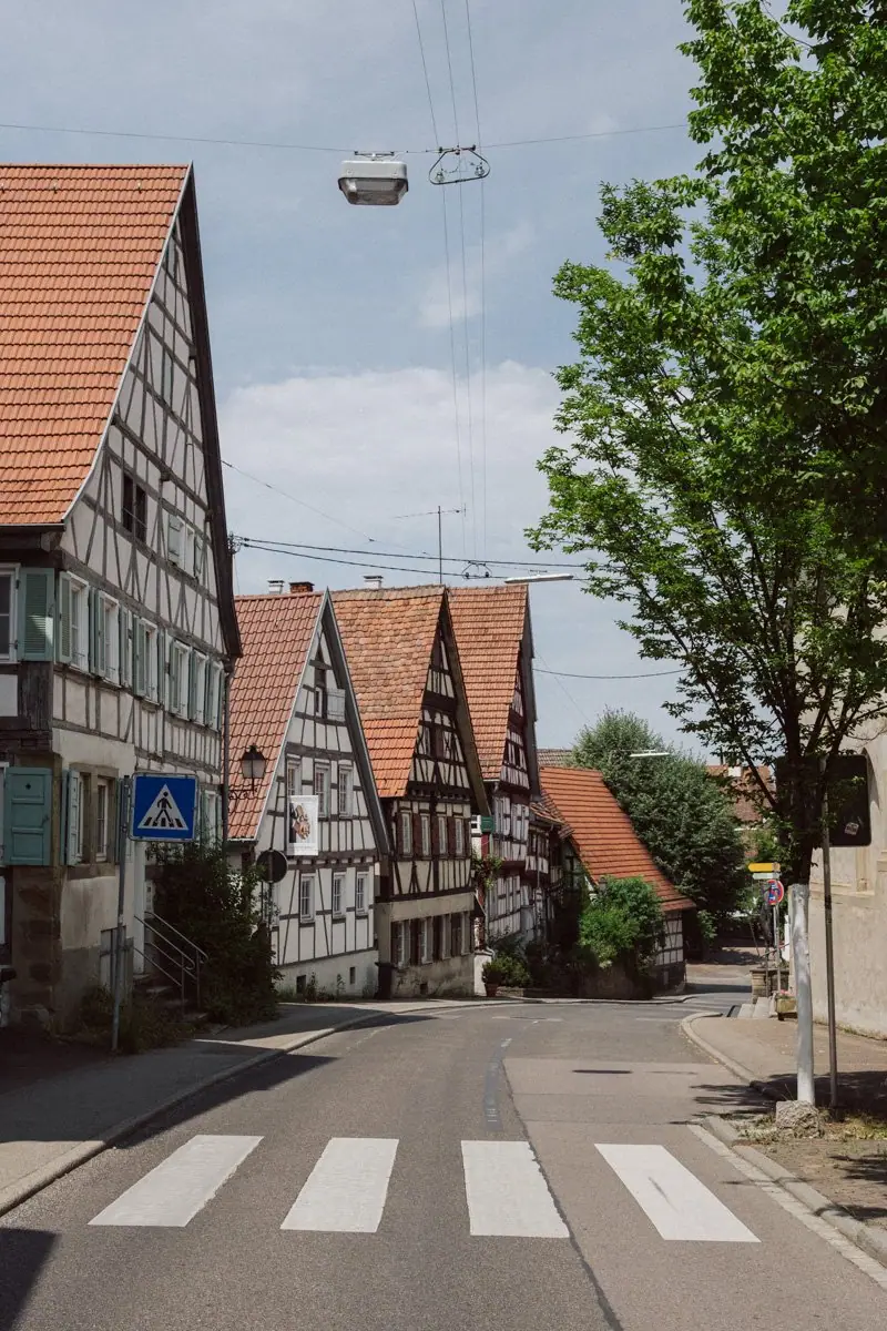 Dorfstraße mit Fachwerkhäusern