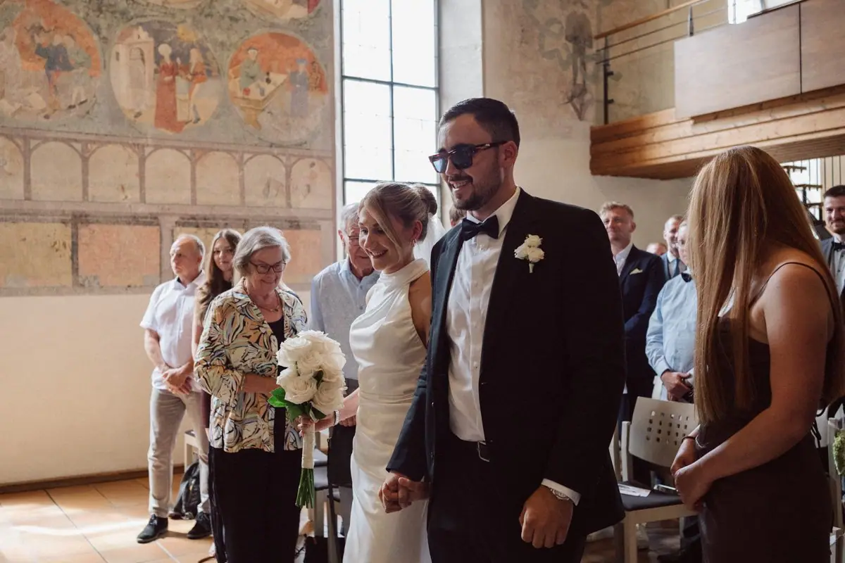 Bräutigam mit Gästen in der Kirche