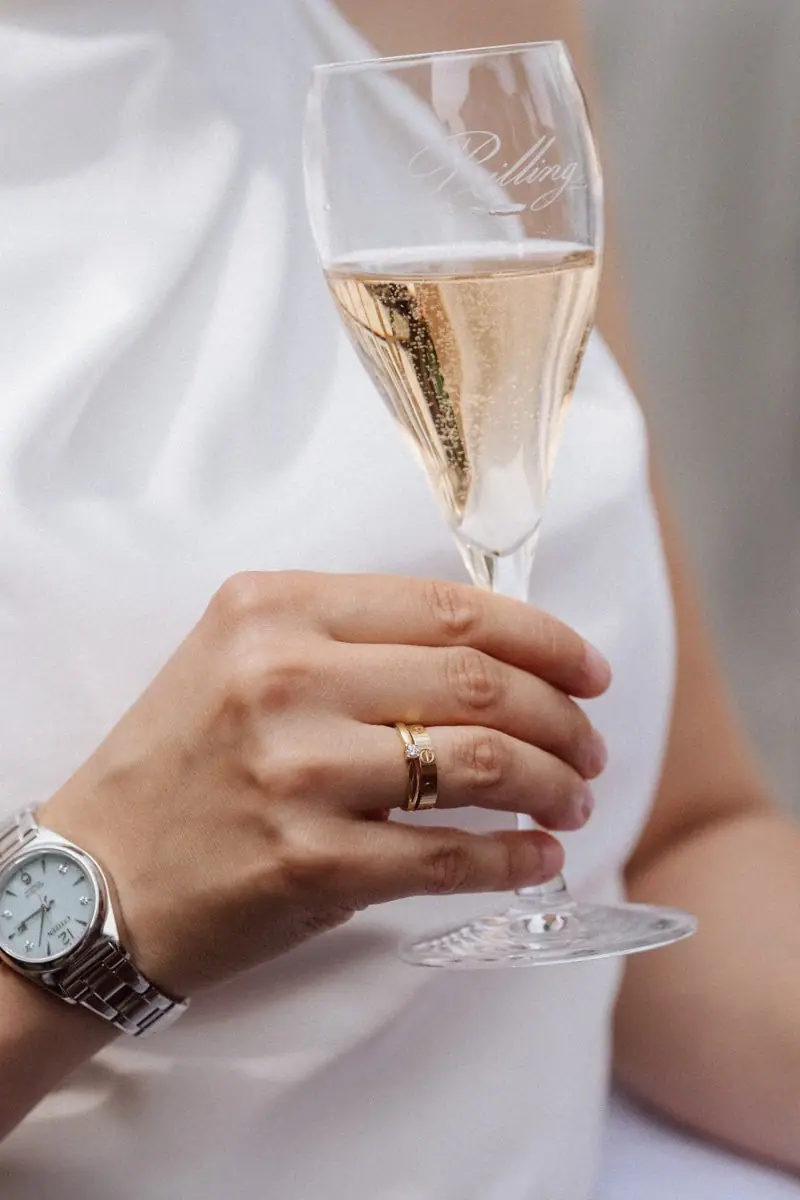 Hand mit Sektglas