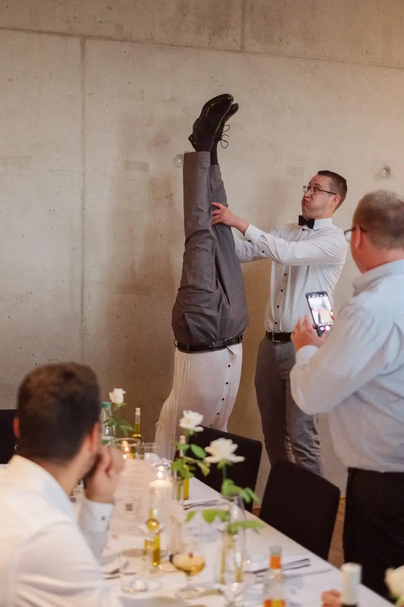 Gast macht einen Handstand bei der Feier