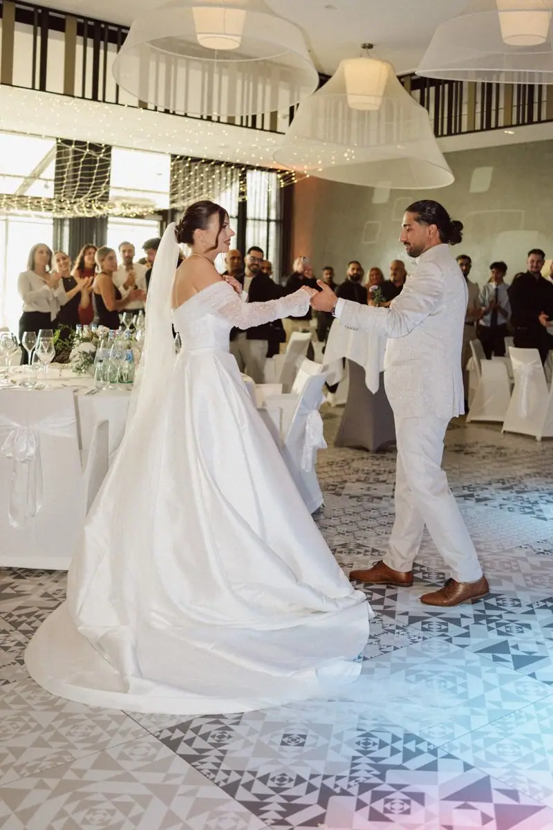 Hochzeitstanz auf gemustertem Boden