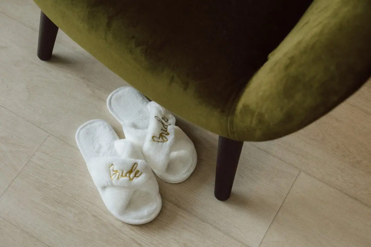 Brautschuhe am grünen Samtsessel