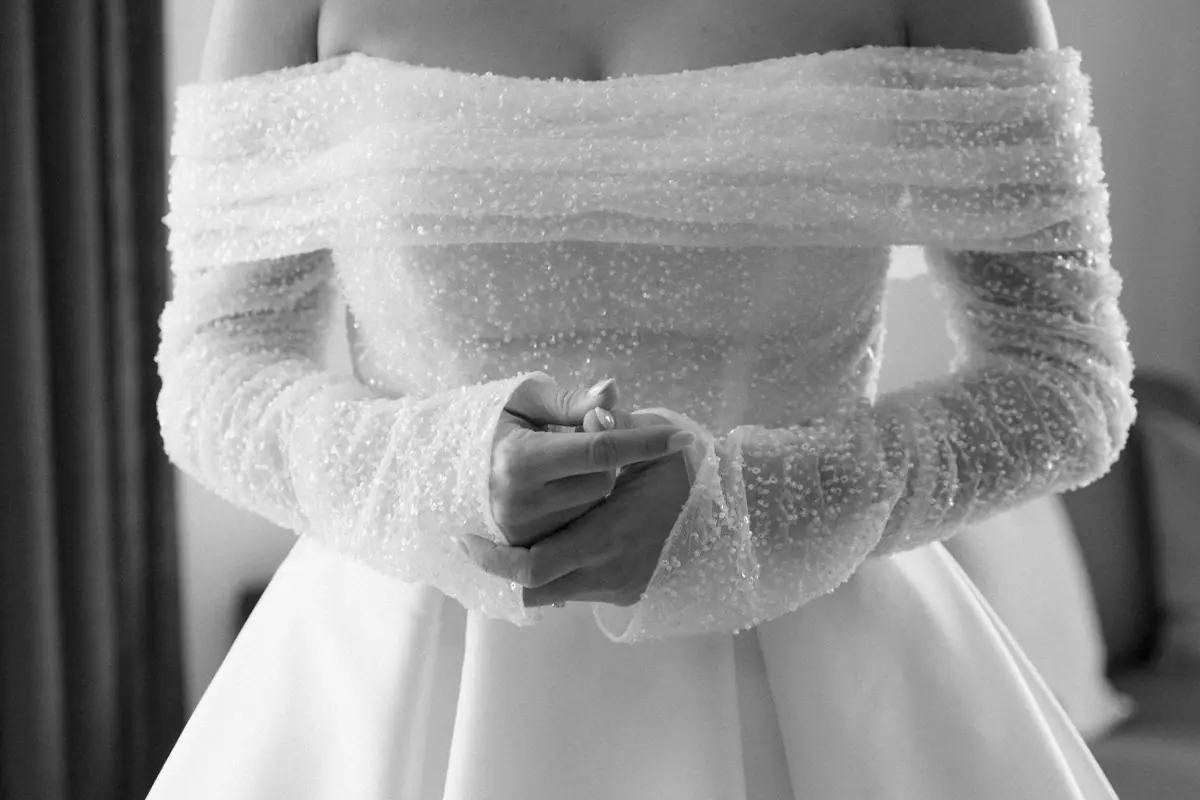 Brautkleid mit Spitzenärmeln, Detail