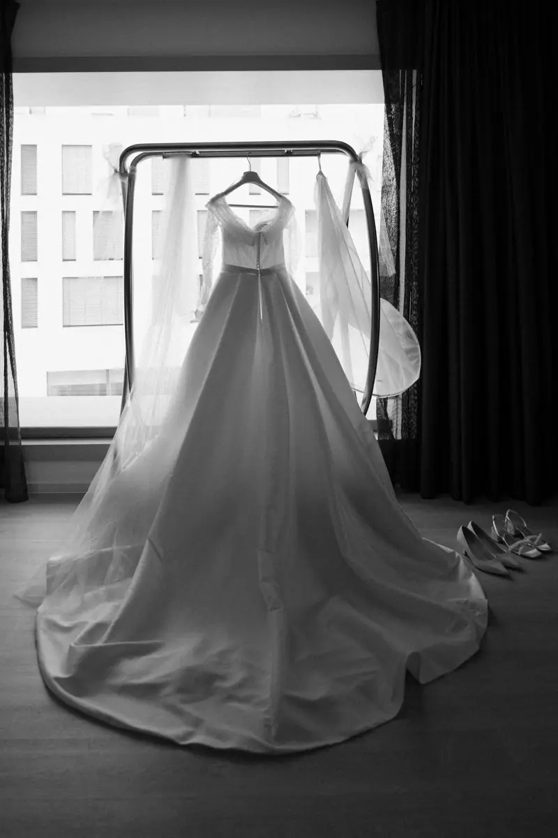Brautkleid am Fenster