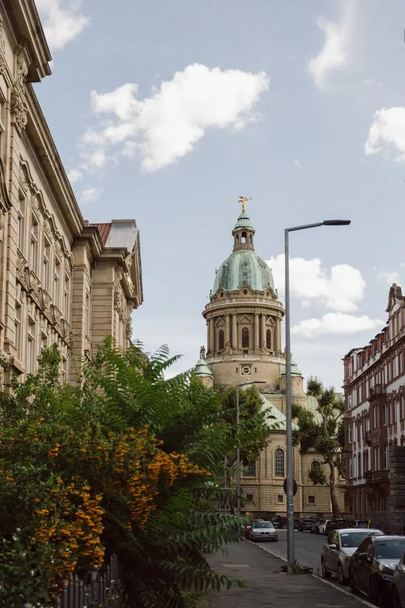 Kirchturm in Mannheim bei blauem Himmel