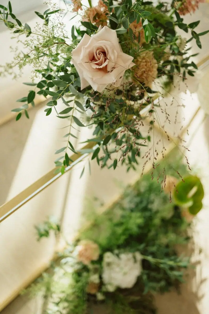 Blumenschmuck am Geländer