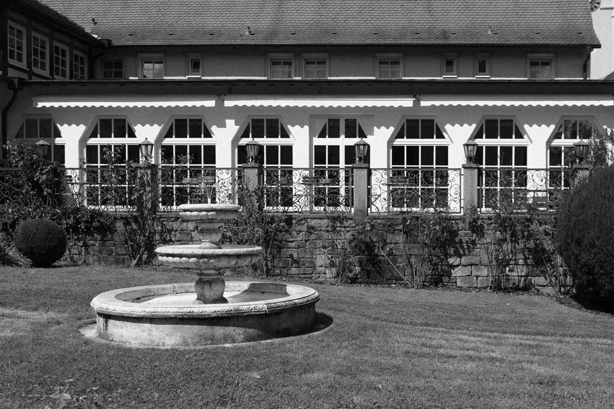 Schloss mit Springbrunnen, Schwarzweiß