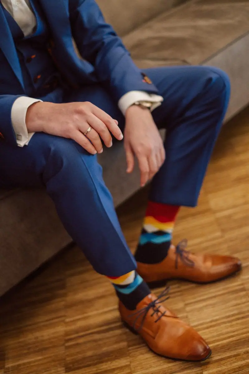 Bunte Socken und braune Schuhe