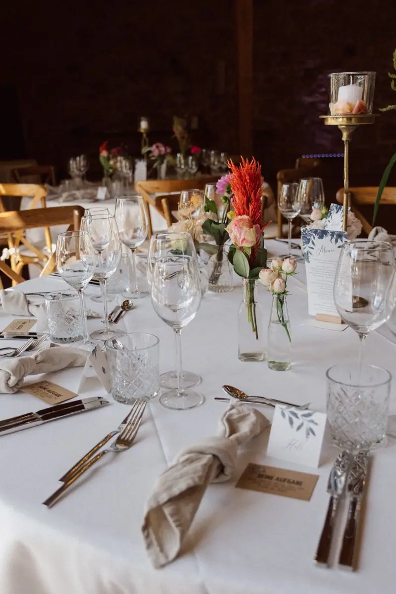 Gedeckter Tisch mit Blumen