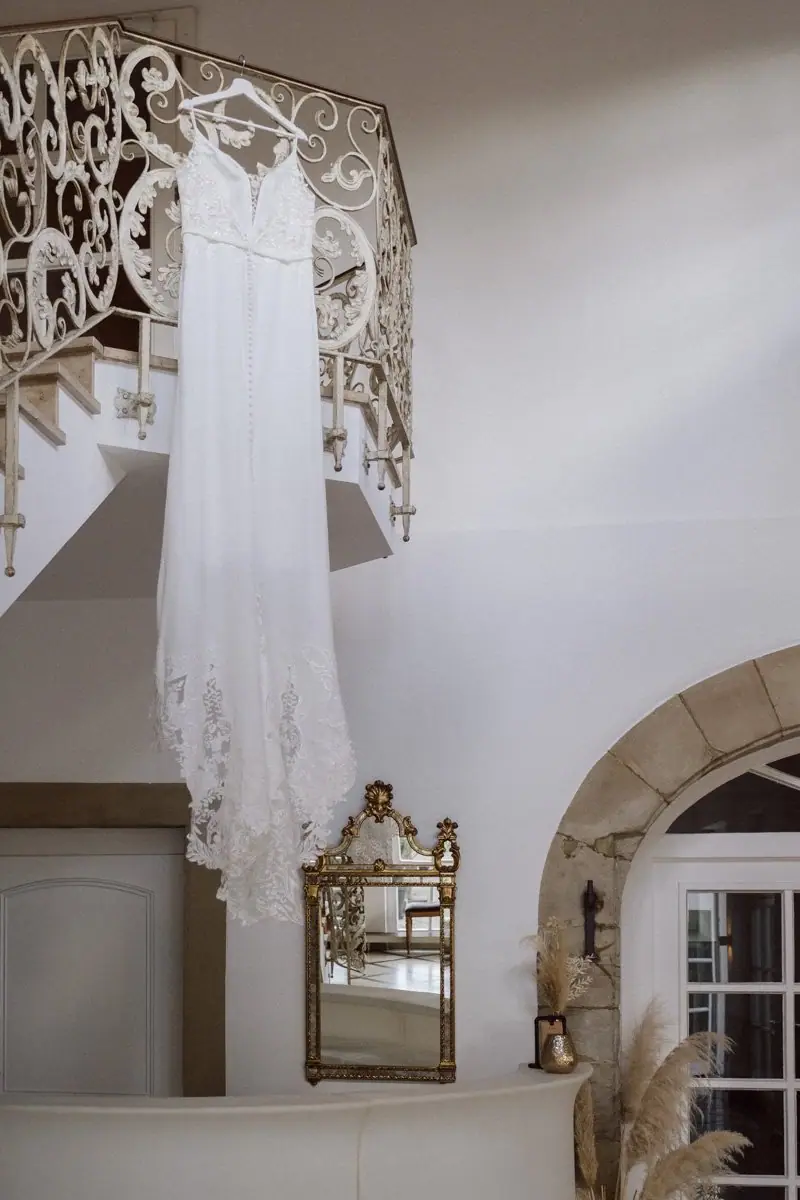 Brautkleid hängt am Spiegel
