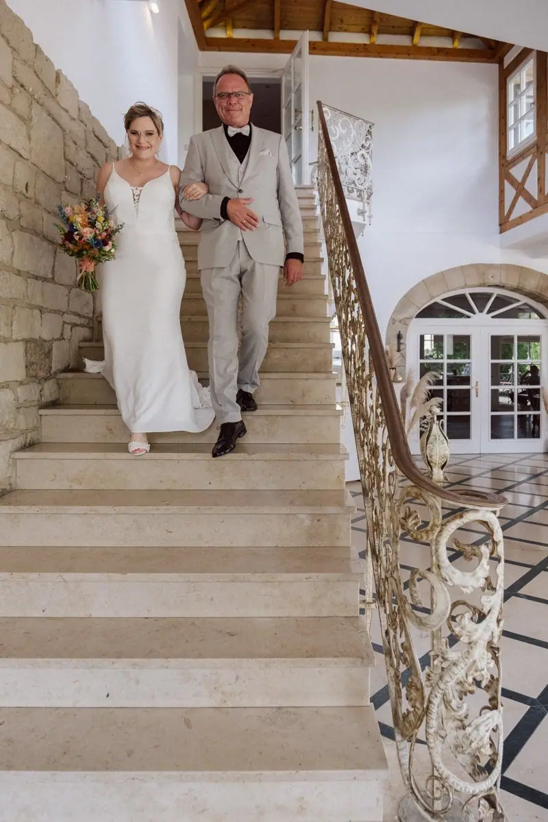 Braut und Brautvater auf der Treppe