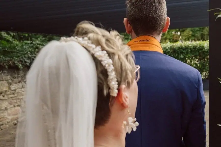 Braut und Bräutigam von hinten