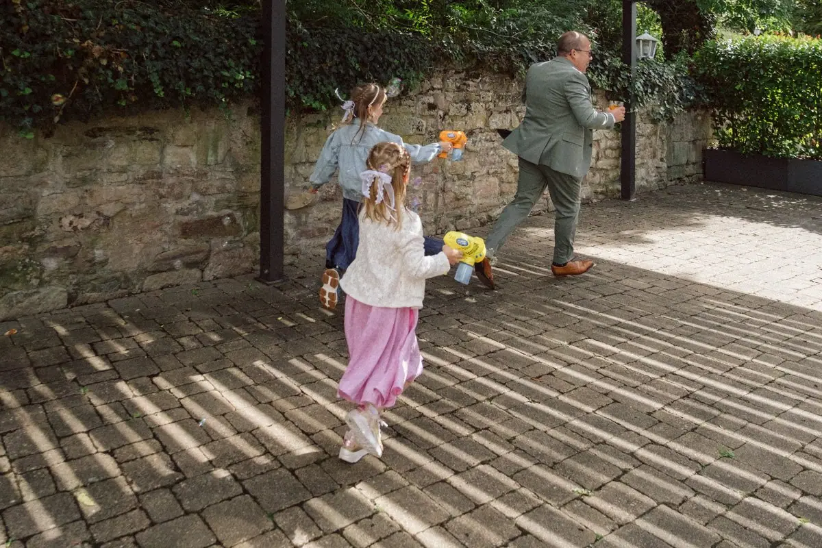Kinder spielen auf dem Hof