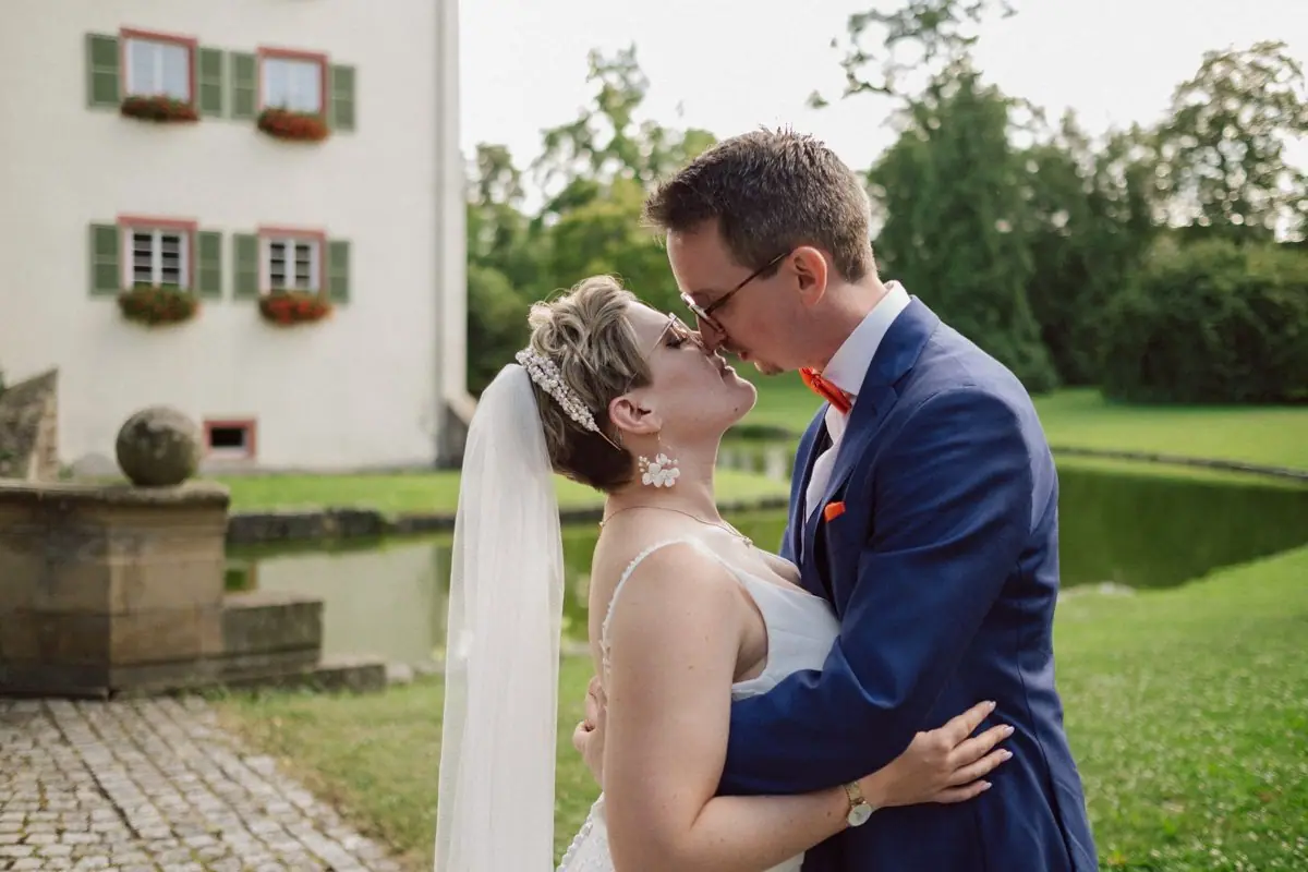 Brautpaar vor dem Schloss