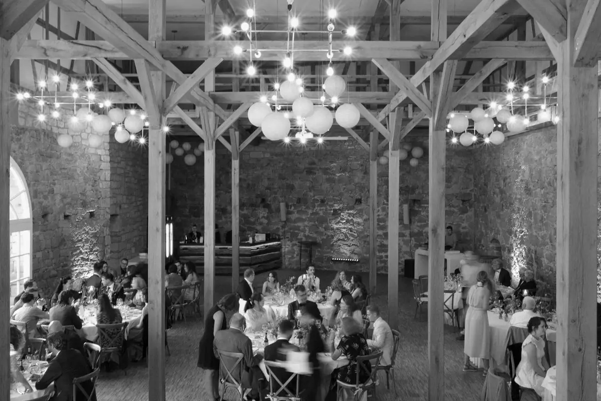 Festsaal mit Gästen, Schwarzweiß