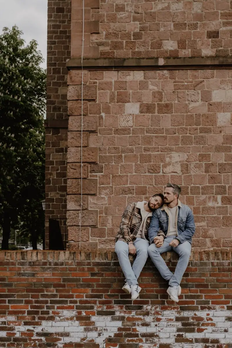 Schwules Paar genießt die gemeinsame Zeit bei einem Fotoshooting