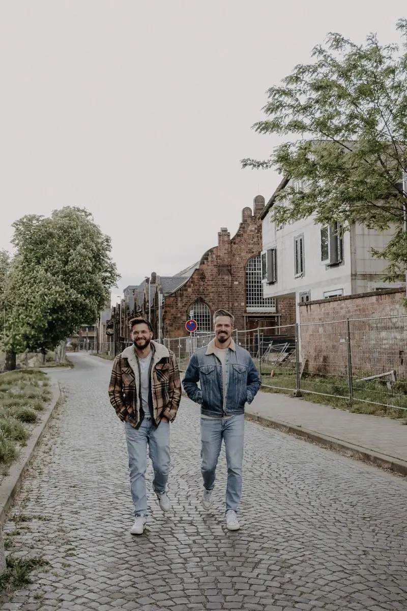 Schwules Paar beim Spaziergang durch die Mannheimer Innenstadt beim Shooting