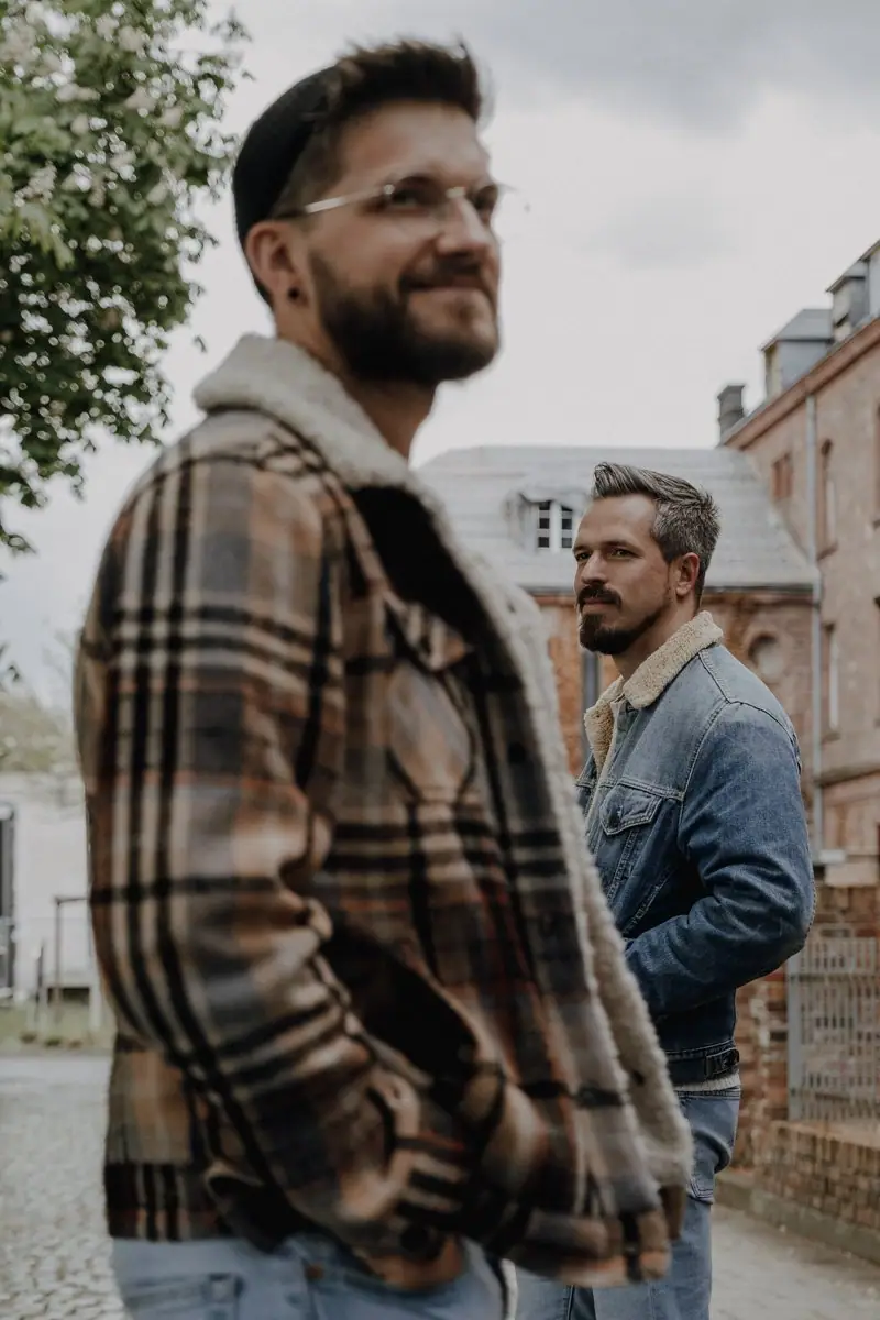 Innige Küsse und verliebte Blicke, queeres Fotoshooting mit einem schwulen Paar