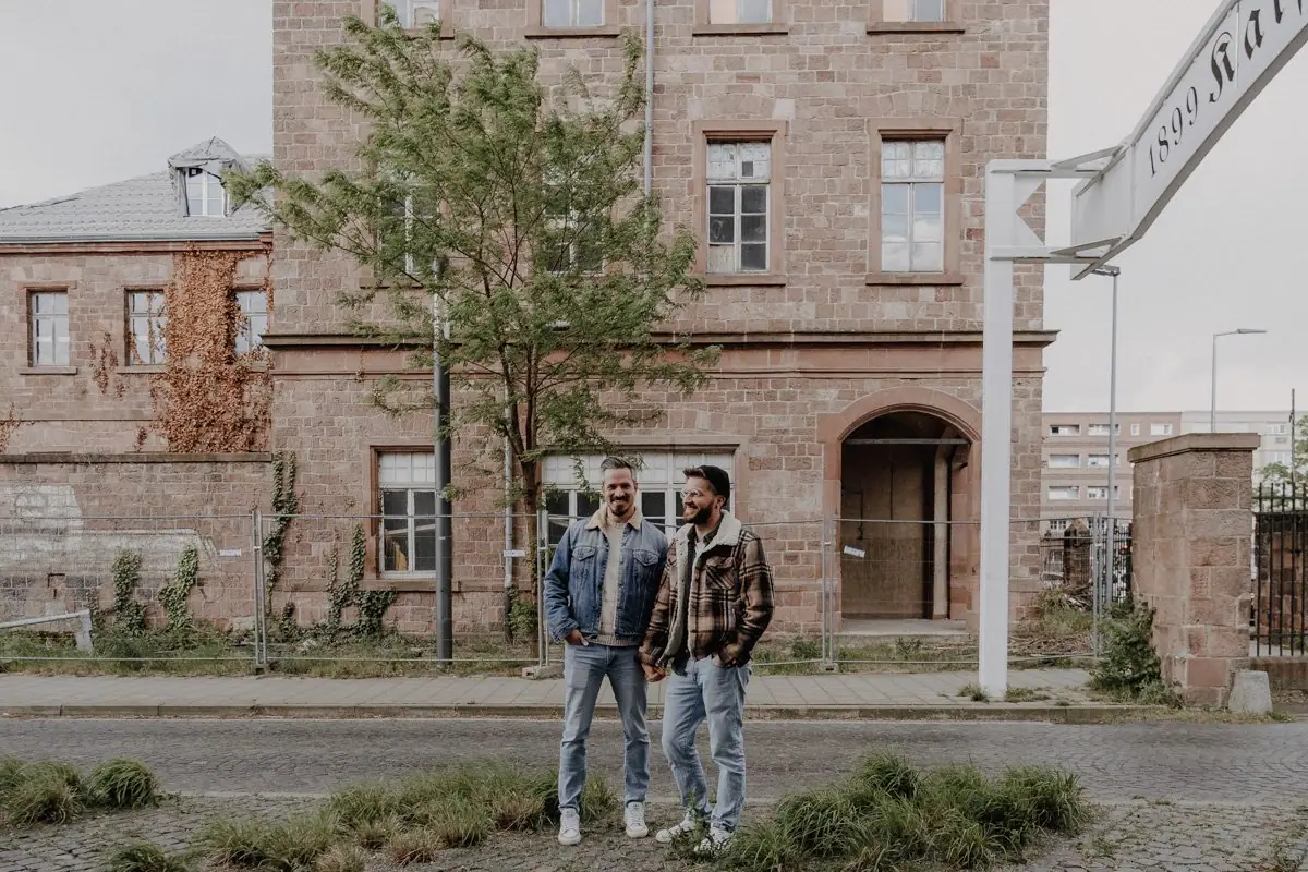 Zwei Männer Händchen haltend bei einem romantischen Paarshooting