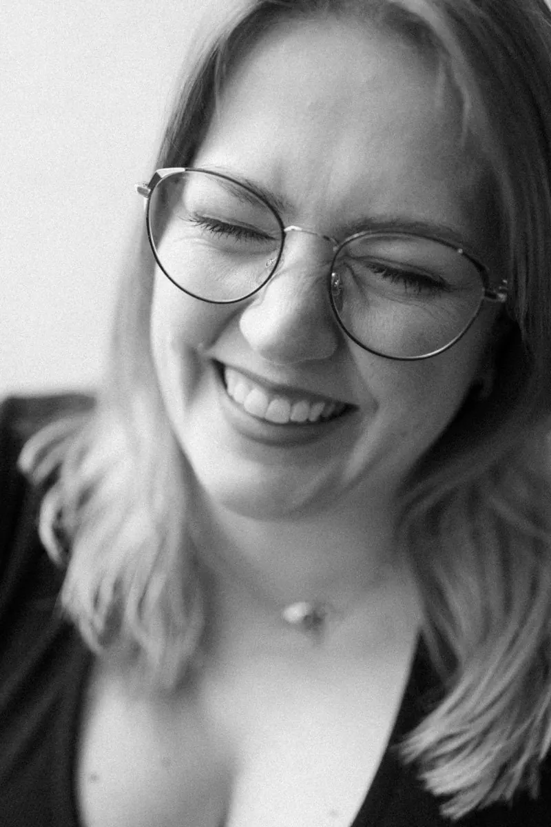 Paulina Ritter mit Brille, lachend, Schwarzweiß