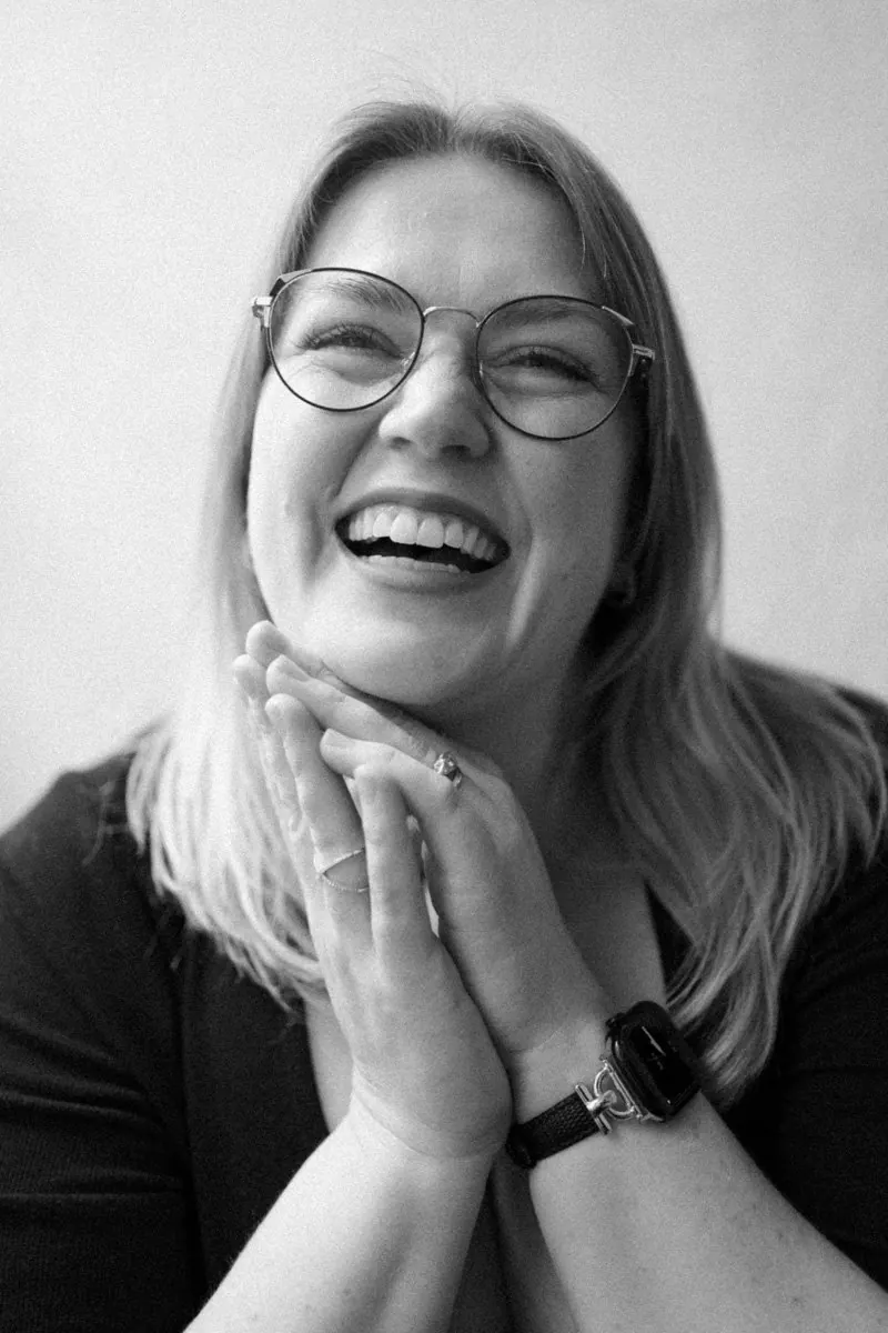 Paulina Ritter, die Hände unter dem Kinn, Schwarzweiß