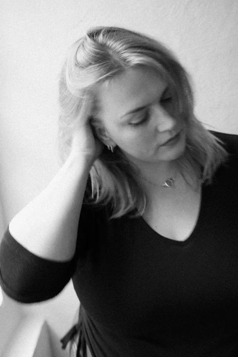 Paulina Ritter mit der Hand im Haar, Schwarzweiß