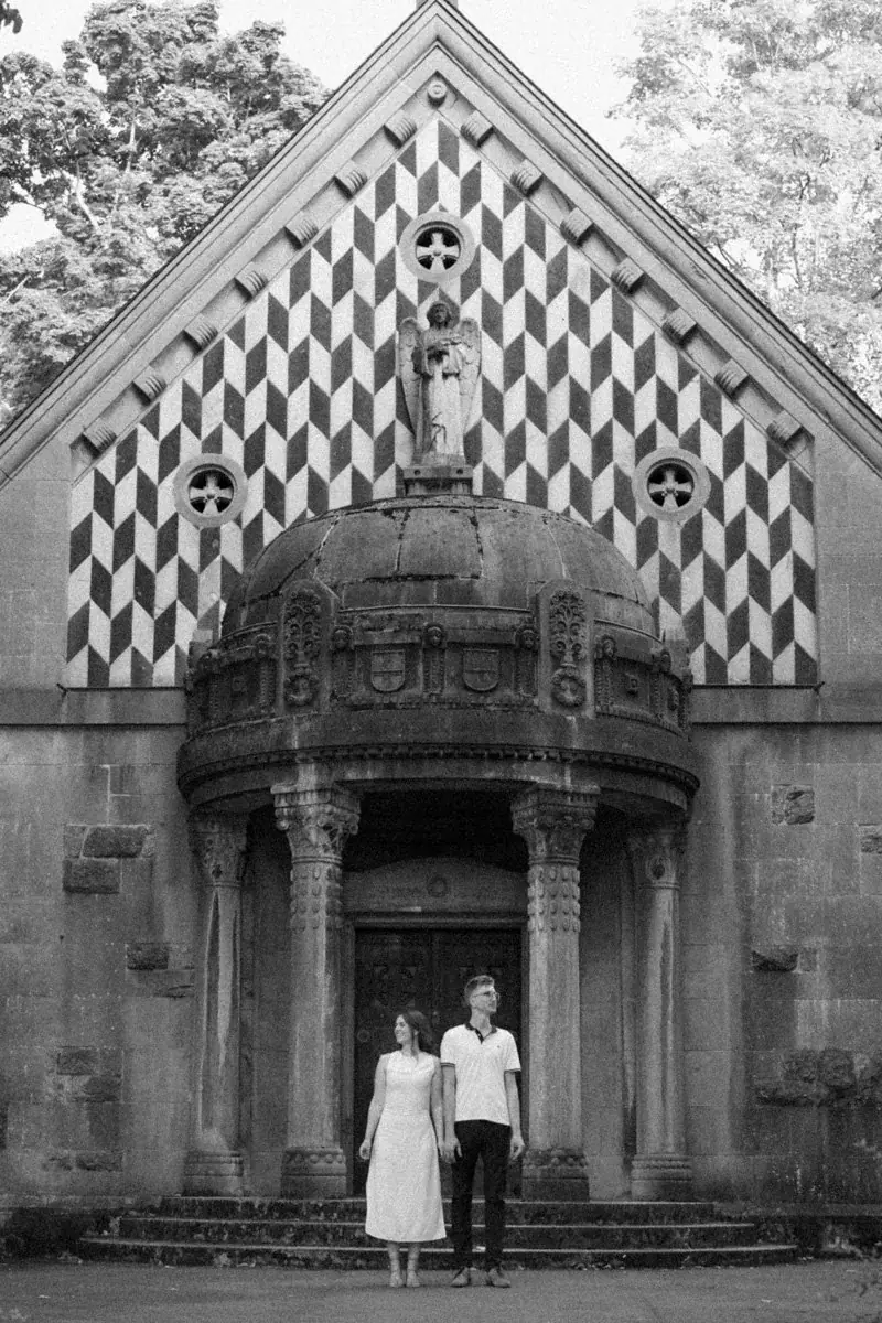 Paar vor einer Kapelle mit Rautenmuster, Schwarzweiß