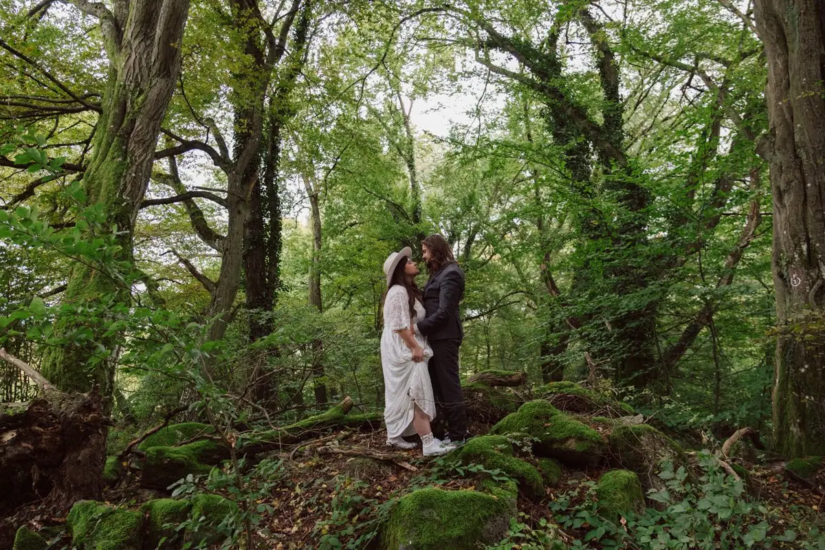 Madeleine und Alejandro, Brautpaar im Winterwald