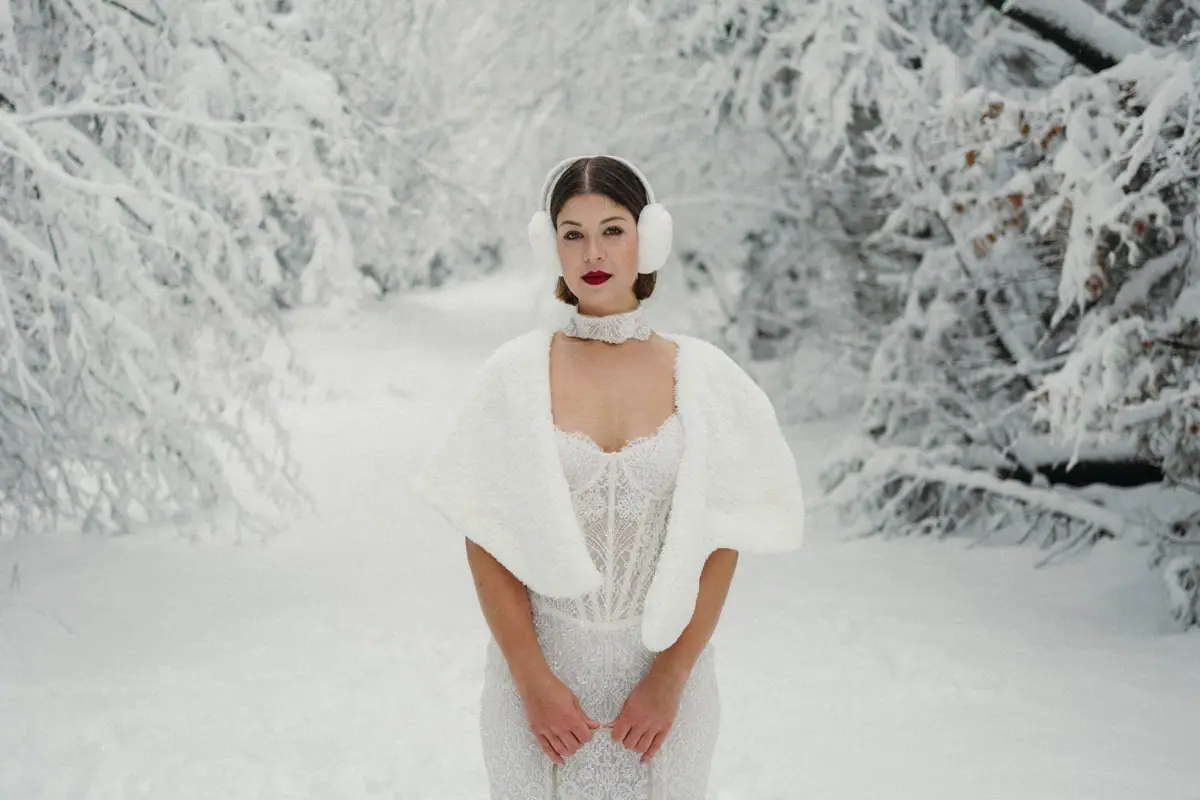 Braut mit Stola im Schnee