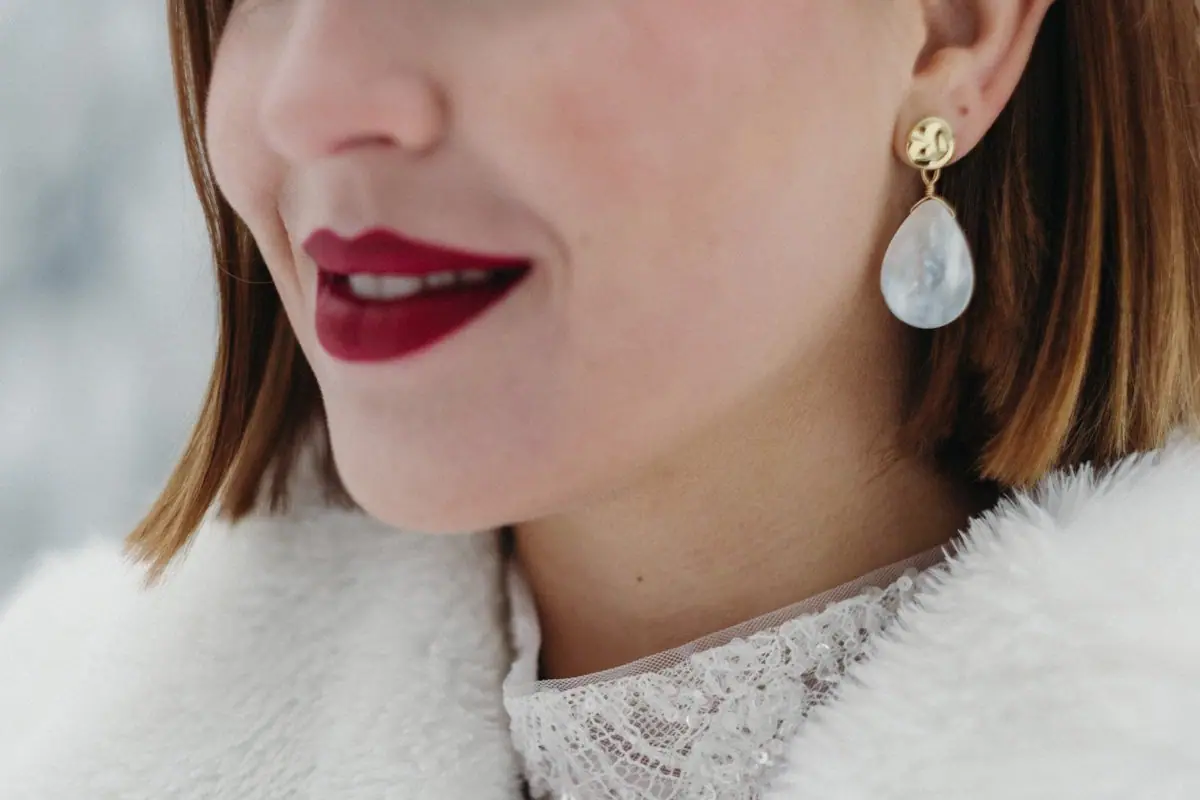 Lippen und Ohrring, Nahaufnahme